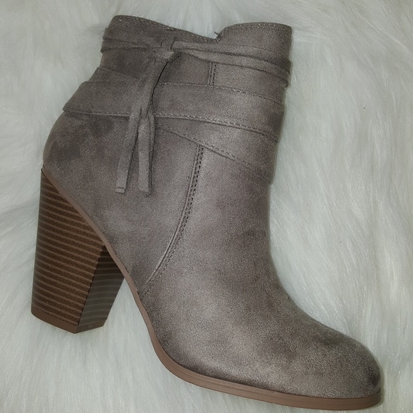 5.5 ! ELIZA Ankle Bootie in Grey! - Picture 2 of 2